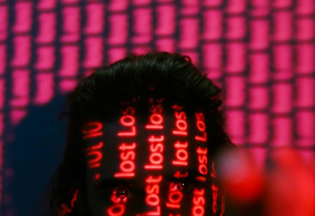 Zu sehen ist der Schriftzug lost in rot auf einer Person mit Kapuze welches die Gefahr hybrider Bedrohungen durch Hacker darstellen soll. Bild: Pexels/Mateo.iq