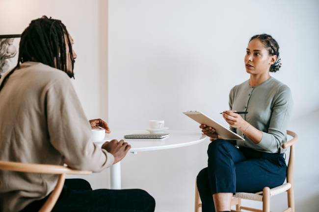 Zu sehen sind zwei Personen in einem Vorstellungsgespräch und der Bewerber hat die neue Stelle über die Karriereseite gefunden. Bild: Pexels/Alex Green