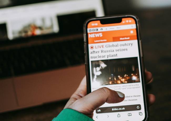 Zu sehen ist ein Smartphone mit News die womöglich nicht stimmen und daher einen narrativen Angriff darstellen sollen. Bild: Pexels/Lisa from Pexels
