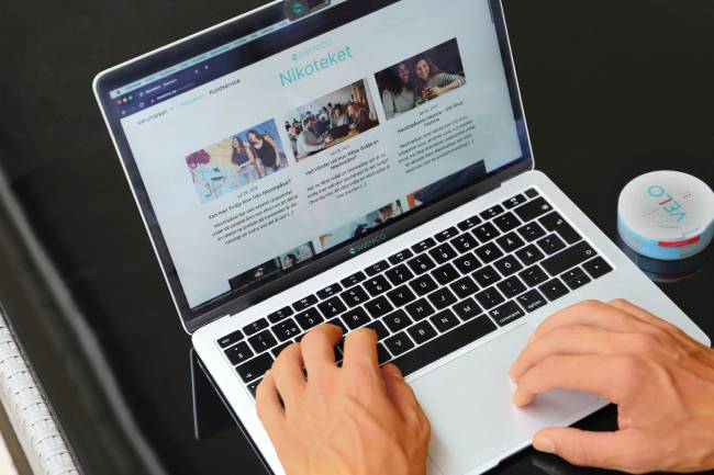 Zu sehen ist ein Laptop auf dem News zu sehen sind wahrscheinlich stecken da narrative Angriffe hinter. Bild: Unsplash/Swenico