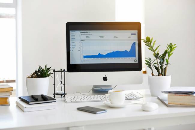 Für den digitalen Hausputz sind Reviews und KPIs optimal hier dargestellt auf einem Mac Bildschirm mit einer Grafik. Bild: Pexels/Serpstat