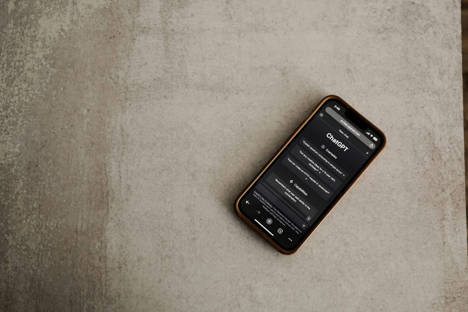 Zu sehen ist ein Handy mit ChatGTP da Jailbreaking auch Sprachmodelle manipuliert. Bild: Pexels/Airam Dato-on