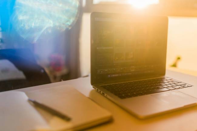 Unternehmen benötigen mehr Maßnahmen um den Wirtschaftsschutz 2025 zu stärken das soll hier ein Laptop und ein Block symbolisieren. Bild: Pexels/Negative Space