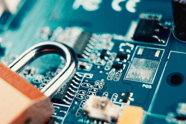Vermehrte Cyberangriffe machen den Wirtschaftsschutz 2025 immer wichtiger daher ist ein Sicherheitsschloss auf einer Festplatte zu sehen. Bild: Unsplash/Sasun Bughdaryan