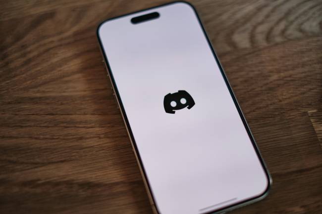 Die Rust-basierte ChaosBot Malware kommuniziert heimlich über die Discord-API mit infizierten Systemen das soll ein Handy mit dem Discord Logo verdeutlichen. Bild: Unsplash/appshunter.io