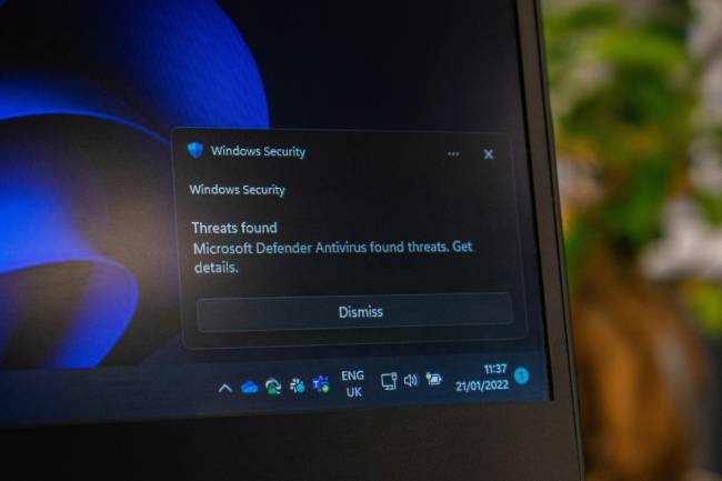 Die ChaosBot Malware gefährdet weltweit Windows-Systeme das symbolisiert hier eine Windows Meldung auf dem Laptop. Bild: Unsplash/Ed Hardie