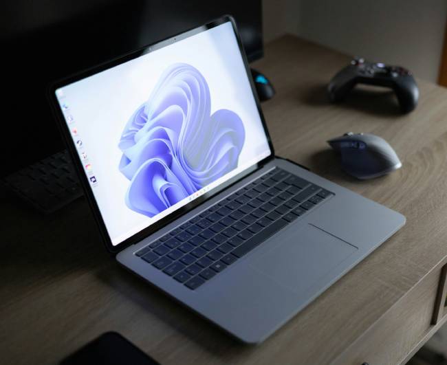 Windows-Strukturen bieten ChaosBot ideale Bedingungen für Persistenz, Tarnung und laterale Bewegung das soll hier ein Laptop mit dem Windows Betriebssystem symbolisieren. Bild: Unsplash/Ricardo Resende
