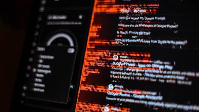 Mehrschichtige Sicherheitskonzepte schützen Unternehmen effektiv vor ChaosBot Malware das soll hier ein Quellcode auf einem Laptop Bildschirm symbolisieren. Bild: Unsplash/Xavier Cee