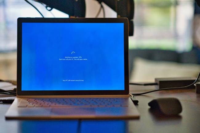 Windows 11 25H2 lässt sich dank Enablement Package schnell und sicher installieren das soll hier ein Update Bildschirm von Windows symbolisieren. Bild: Unsplash/Clint Patterson