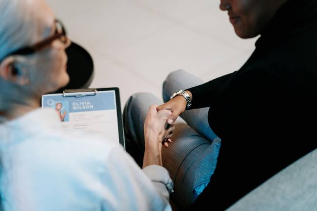 Weiterbildung, Automatisierung und modernes Recruiting helfen Unternehmen, dem IT-Fachkräftemangel aktiv zu begegnen, das soll hier ein Handschlag zwischen zwei Personen bei einem Vorstellungsgespräch symbolisieren. Pexels/cottonbro studio