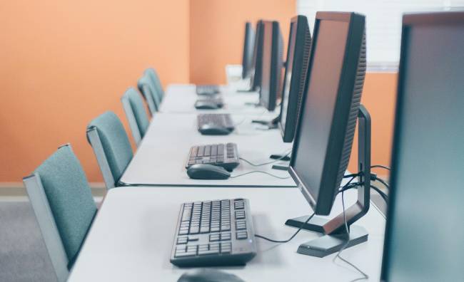 Ein Büro leerer Stühle soll den IT-Fachkräftemangel symbolisieren. Bild: Pexels/Josh Sorenson
