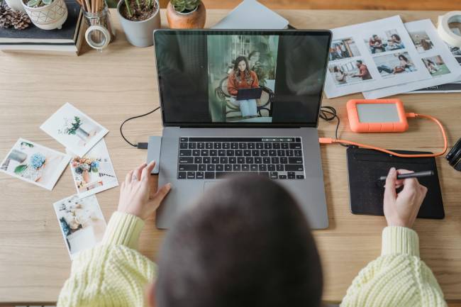 KI-Bildbearbeitung spart Zeit, reduziert Kosten und steigert die Markenqualität das symbolisiert hier eine Frau die vor ihrem Laptop digital Bilder bearbeitet. Bild: Pexels/George Milton
