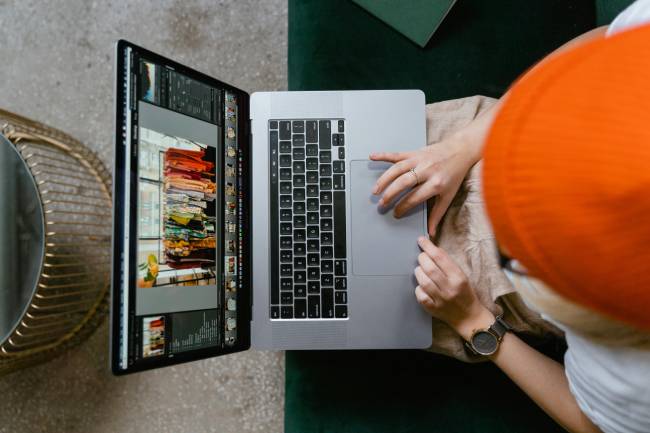 Googles aktuelles KI-Tool kombiniert Geschwindigkeit mit Präzision in der Bildbearbeitung das soll ein Mann darstellen der gerade an seinem Laptop ein Bild digital bearbeitet. Bild: Pexels/MART PRODUCTION