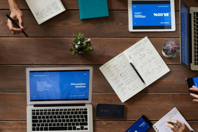 Die IT-Trends 2025 verdeutlichen, wie technologische Meilensteine Unternehmen nachhaltig verändern. Bild: Pexels/fauxels