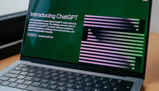 Die Arbeitswelt im Wandel: KI-Jobs prägen die Karrieren von morgen. Das soll ein Bildschirm wo ChatGTP läuft verdeutlichen. Bild: Pexels/Hatice Baran