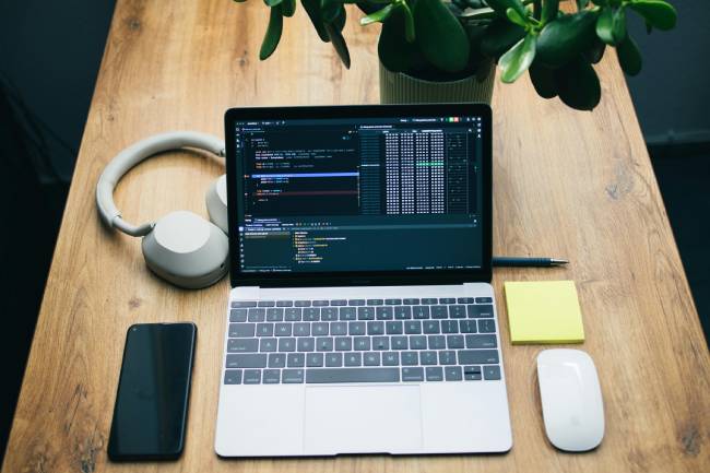 Die KI-Trends 2025 zeigen, wie Kontext-KI Wissen verknüpft und Unternehmen präzise, intelligente Unterstützung in Echtzeit bietet. Bild: Pexels/Daniil Komov