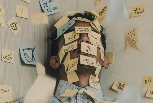 Stress im Job vermeiden heißt, Technik, Organisation und Haltung in Einklang zu bringen. Bild: Unsplash/Luis Villasmil