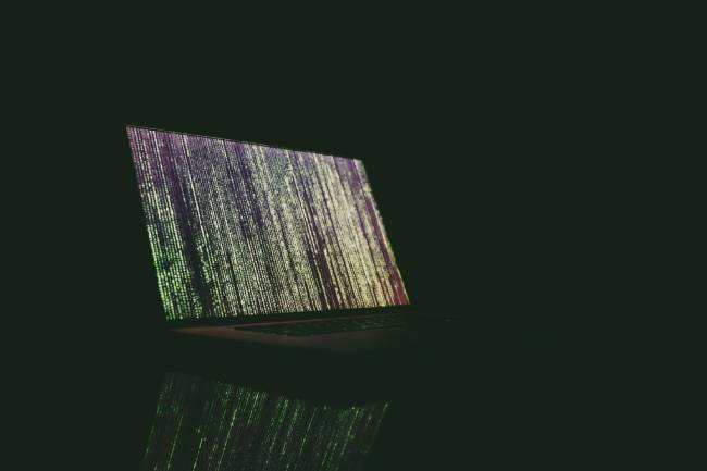 Ransomware-Vorwürfe gegen Volkswagen sorgten für Aufsehen. Das soll hier ein Quellcode auf einem Laptop verdeutlichen. Bild: Unsplash/Markus Spiske