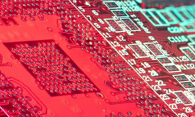 2025 zeigen Cyberangriffe erneut, wie schnell Unternehmen ins Visier krimineller Akteure geraten. Das soll hier eine bunte Festplatte symbolisieren. Bild: Pexels/Nic Wood