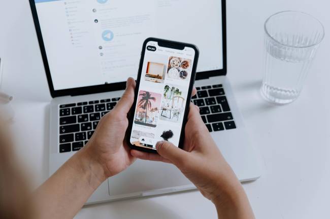 Bei DarkSword kann schon der Besuch einer manipulierten Webseite ausreichen, um ungepatchte iPhones gezielt anzugreifen. Bild: Pexels/cottonbro studio