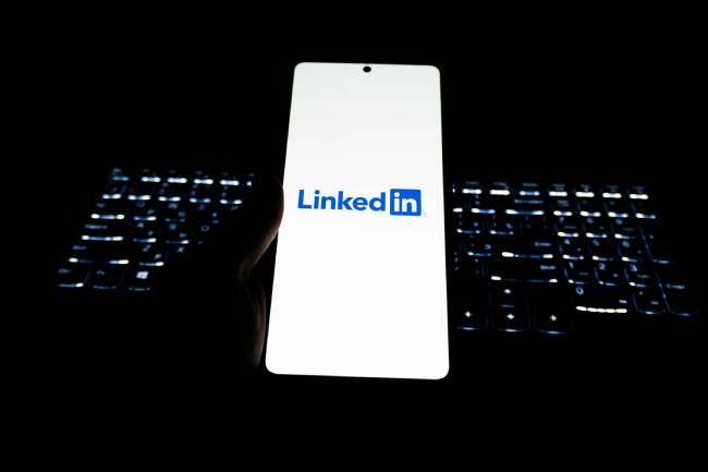 LinkedIn-Phishing arbeitet häufig mit gefälschten Benachrichtigungen, manipulierten Login-Seiten und schädlichen Nachrichten, um Zugangsdaten abzugreifen. Bild: Pexels/Zulfugar Karimov