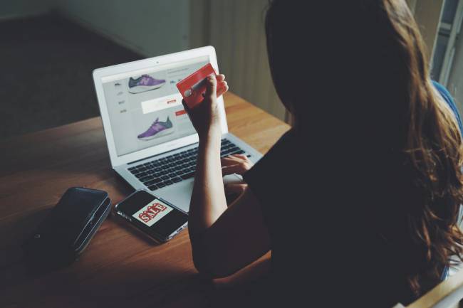 Der Widerrufsbutton soll den Rücktritt vom Online-Kauf genauso einfach machen wie den Kauf selbst. Bild: Pexels/Julio Carballo
