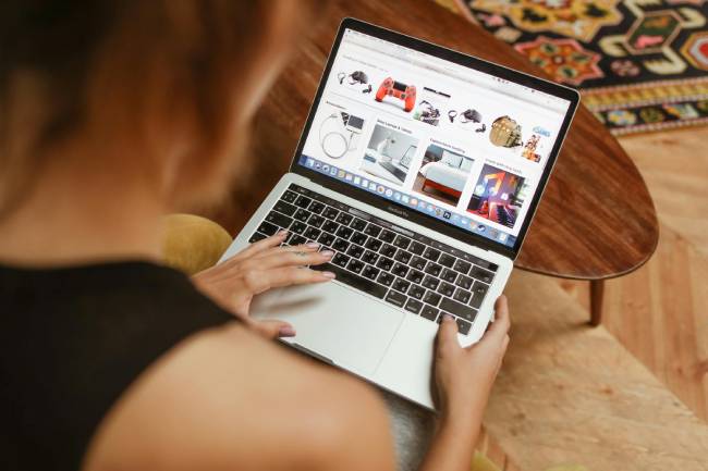 Der Widerrufsbutton erfordert technische Anpassungen, bietet Unternehmen aber auch Chancen für bessere Nutzerführung. Bild: Pexels/Polina Tankilevitch