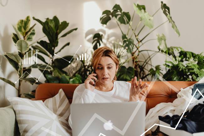 Eine Frau arbeitet gleichzeitig mit mehreren Anwendungen und KI-Programmen auf ihrem Laptop, was auf Brain Fry hindeuten kann. Bild: Pexels/www.kaboompics.com