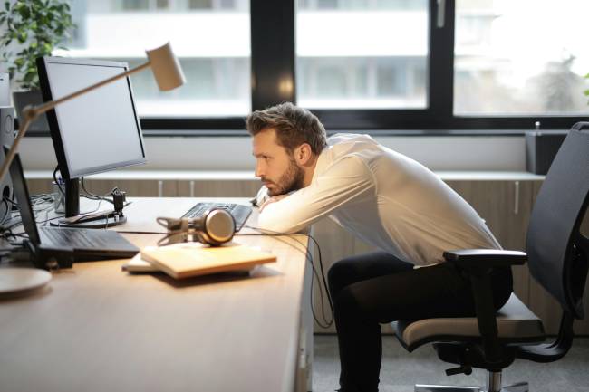 Permanente Aufgabenwechsel erhöhen die mentale Belastung im Arbeitsalltag. Bild: Pexels/Andrea Piacquadio