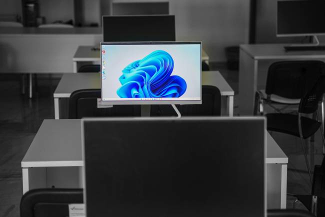 Unternehmen müssen Mitarbeiter und IT-Systeme gleichermaßen vor modernen Cyberangriffen schützen. Bild: Pexels/Vladimir Srajber