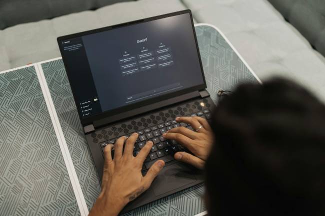Auch moderne KI-Systeme liefern nicht immer fehlerfreie Ergebnisse und benötigen weiterhin menschliche Kontrolle. Bild: Pexels/Matheus Bertelli