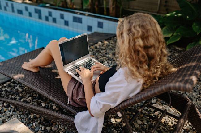 Klare Vertretungsregelungen helfen, IT-Risiken während der Urlaubszeit zu reduzieren. Bild: Pexels/Yan Krukau