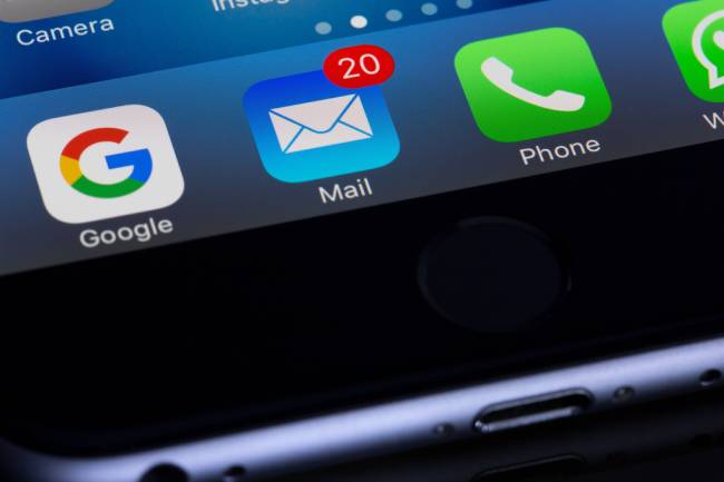 Moderne Erreichbarkeit im Büro umfasst längst mehr als Telefon und E-Mail. Bild: Pexels/Torsten Dettlaff
