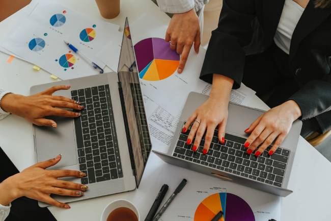Klare Kommunikationsregeln helfen, digitale Erreichbarkeit sinnvoll zu steuern und Druck im Arbeitsalltag zu vermeiden. Bild: Pexesl/olia danilevich