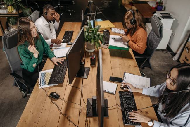 Hybrides Arbeiten: Zu viele digitale Werkzeuge können Beschäftigte unterbrechen und den Arbeitsfluss stören. Bild: Pexels/Pavel Danilyuk