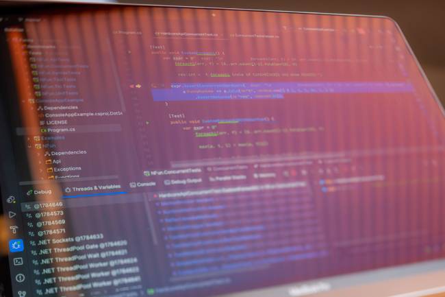 Einsehbarer Quellcode erleichtert Sicherheitsprüfungen – ersetzt aber keine geregelte Kontrolle im Unternehmen. Bild: Pexels/Daniil Komov