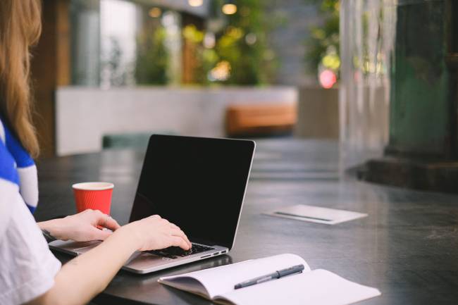 Open-Source-Sicherheit beginnt mit der Kontrolle aller eingesetzten Programme, Bibliotheken und Softwarepakete. Bild: Pexels/Anna Shvets
