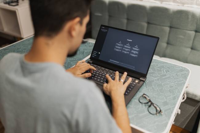 MFA-Phishing und KI-gestützte Angriffe machen gefälschte Nachrichten, Stimmen und Videos zunehmend glaubwürdiger. Bild: Pexels/Matheus Bertelli