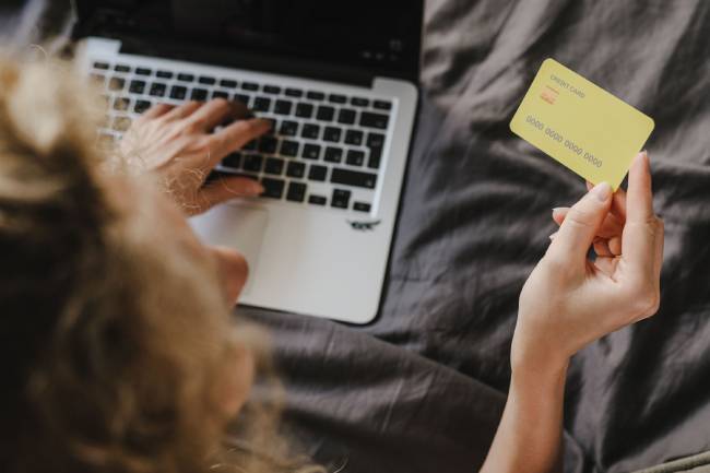 Phishing-Angriffe nutzen gefälschte Nachrichten und Webseiten, um etwa sensible Daten oder Zahlungen zu erbeuten. Bild: Pexels/SHVETS production