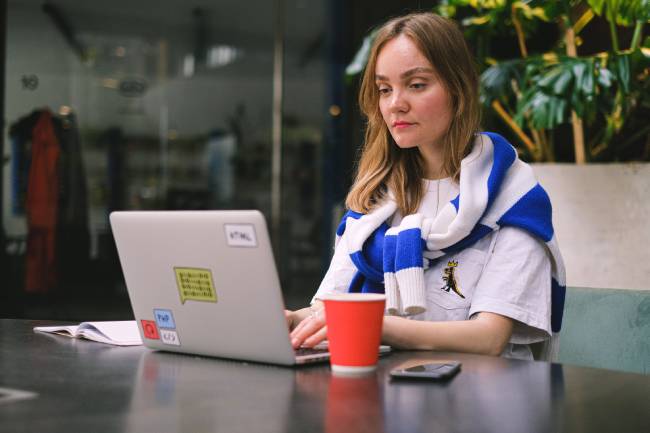 Ohne klare Grenzen kann Work-Life-Blending zu Dauerstress führen, weil Arbeit und Freizeit immer stärker verschwimmen. Bild: Pexels/Anna Shvets