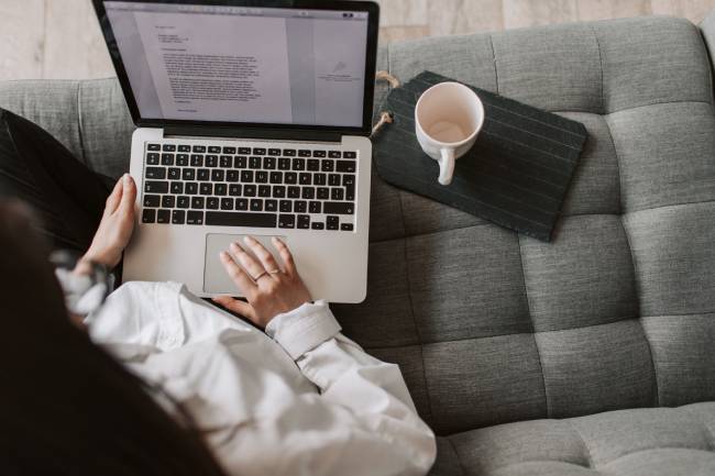Work-Life-Blending kann Mitarbeitern mehr Selbstbestimmung geben, wenn die Erreichbarkeit klar geregelt ist. Bild: Pexels/Vlada Karpovich