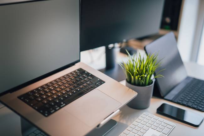 Cloud Computing stellt Unternehmen IT-Ressourcen flexibel bereit und verbindet Cloud-Dienste mit bestehenden lokalen Systemen. Bild: Pexels/Jakub Zerdzicki