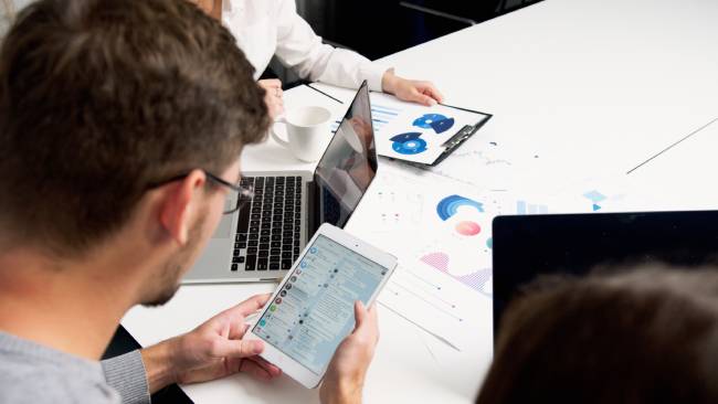 Unternehmen sollten zusätzlich festlegen, wie Informationen dokumentiert, Dateien gespeichert und Entscheidungen kommuniziert werden. Bild: Pexels/Artem Podrez