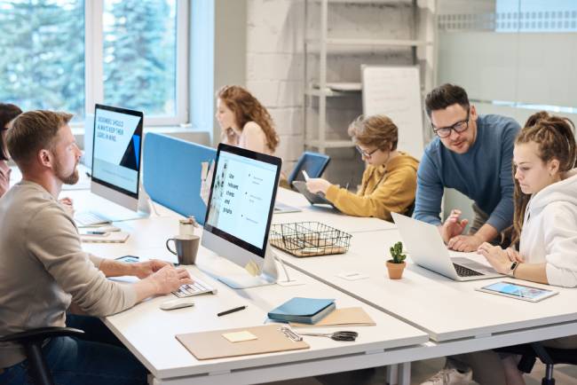 Digital Workplace: Unternehmen benötigen eine zuverlässige IT-Infrastruktur und klar geregelte Prozesse. Bild: Pexels/fauxels