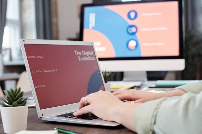 Ein gut geplanter Digital Workplace bündelt möglichst viele benötigte Funktionen in einer zentral verwaltbaren Arbeitsumgebung. Bild: Pexels/Mikael Blomkvist