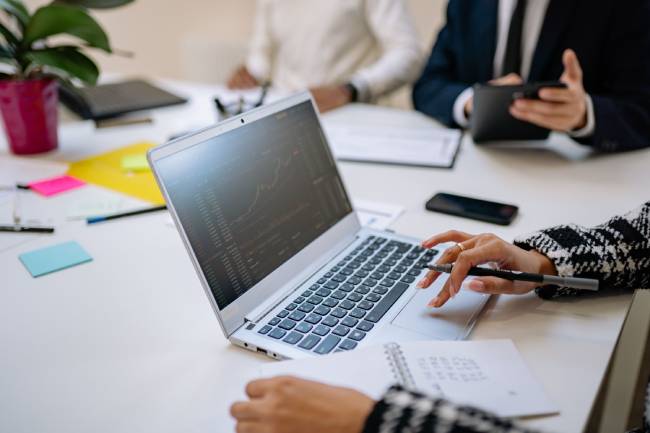 Klare Prozesse, technische Schutzmaßnahmen und Dokumentation bilden die Grundlage für IT-Compliance. Bild: Pexels/Yan Krukau