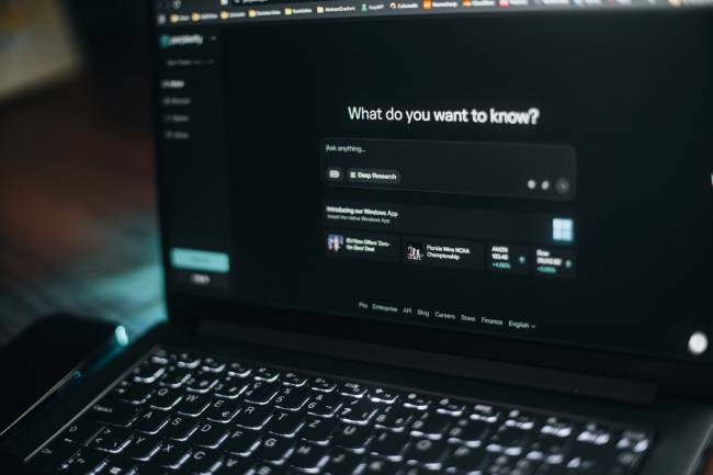 KI kann Phishing-Nachrichten, Stimmen und Videos glaubwürdiger erscheinen lassen. Bild: Unsplash/Aerps.com