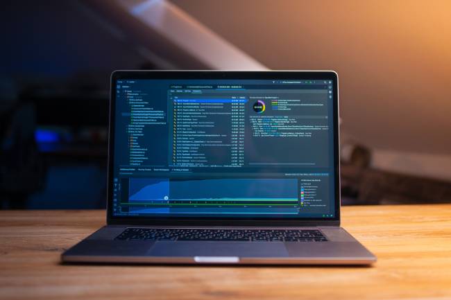 KI in der Cybersecurity analysiert große Datenmengen und sucht nach auffälligen Aktivitäten. Bild: Pexels/Daniil Komov
