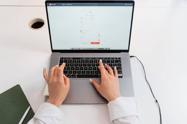 Benutzerkonten, Updates, Netzwerke und Backups gehören zu den wichtigen Bereichen einer IT-Sicherheitsprüfung. Bild: Pexels/MART PRODUCTION