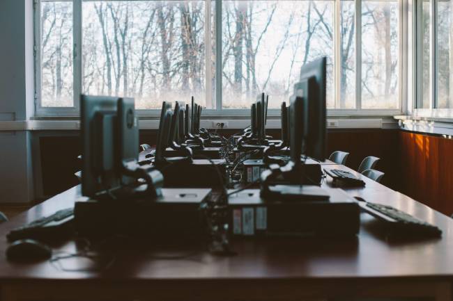 Regelmäßige Kontrollen helfen Unternehmen, neue Schwachstellen und Veränderungen in der IT-Infrastruktur frühzeitig zu erkennen. Bild: Pexels/Polina Zimmerman